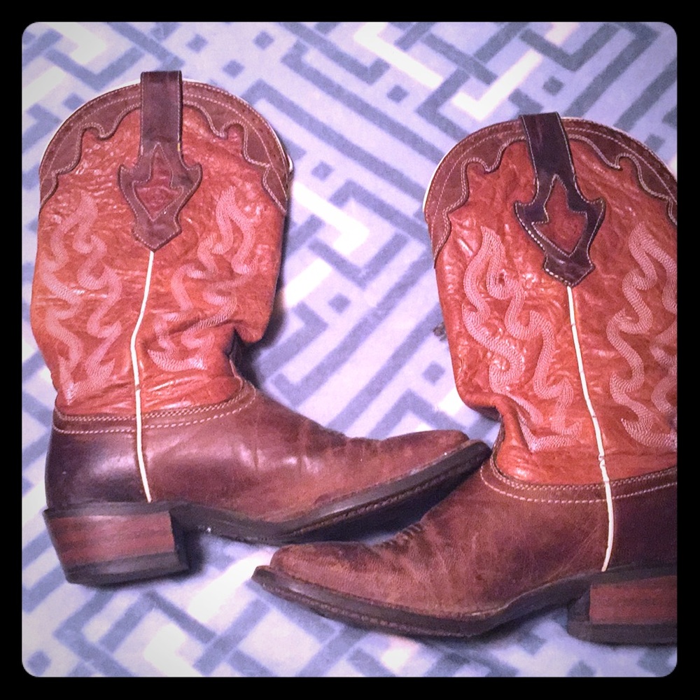 Beautiful leather cowgirl boots!!